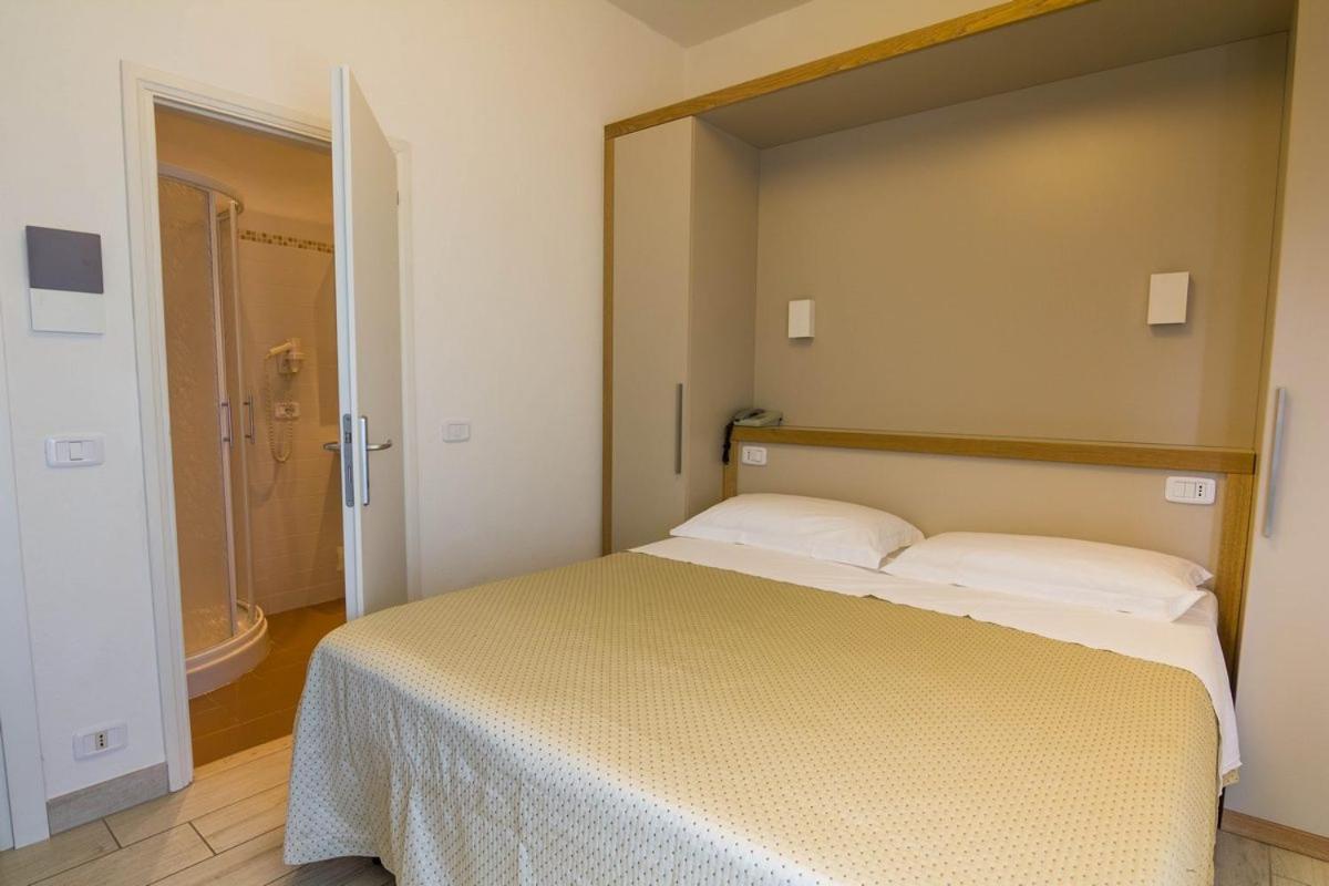 Hotel Mirella 카스틸리오네 델라 페스카이아 객실 사진